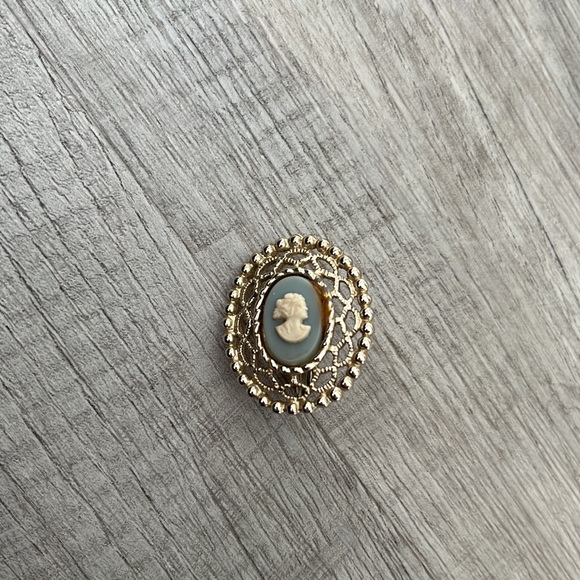 Elegant Gold and Cream Cameo Necklace - Picture 7 of 7